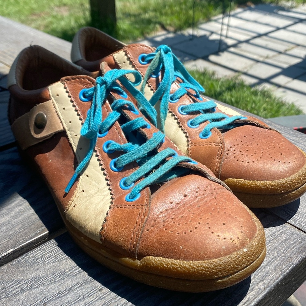 Fluevog sneaker. M8/w10